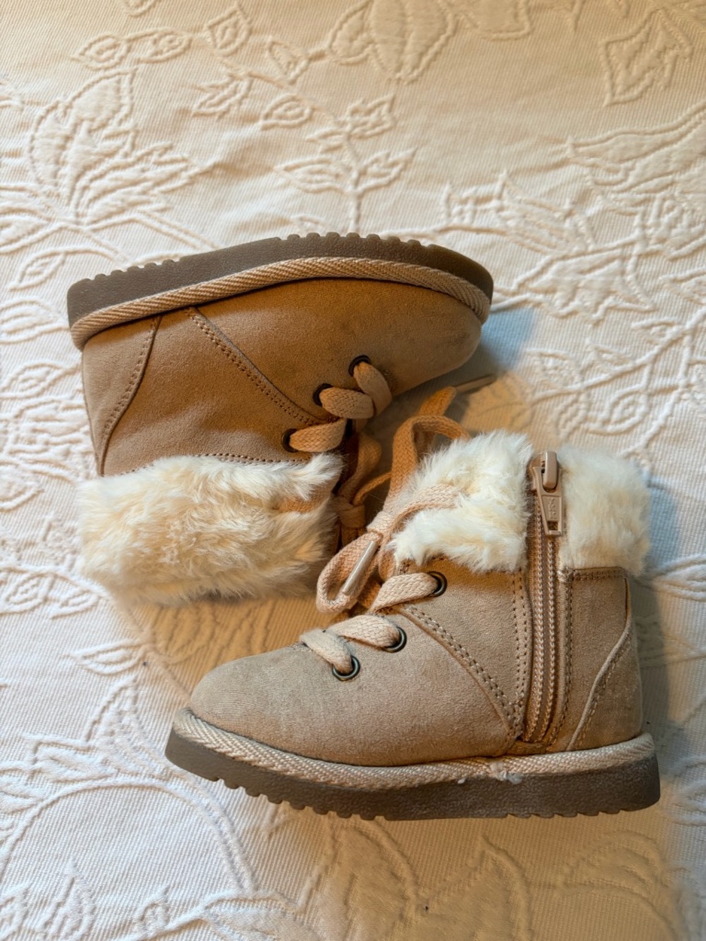 GAP Cream Faux Fur Baby boots nwot size 5 girls